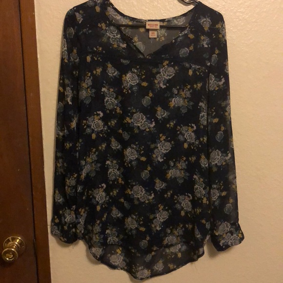 Light, floral top with long sleeves. - Picture 1 of 2